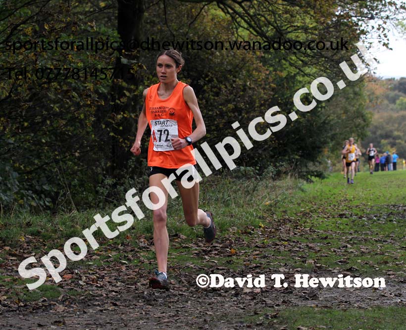Rosie Smith (Durham City) leads the senior womens Northern Cross Country Relays. Photo: David T. Hewitson/Sports for All Pics